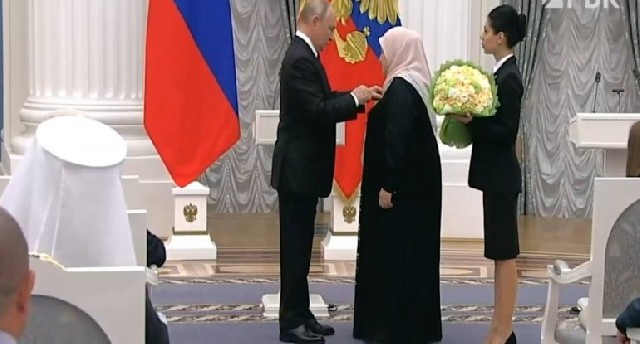 Putin Ramzan Kadırovun anasını mükafatlandırdı