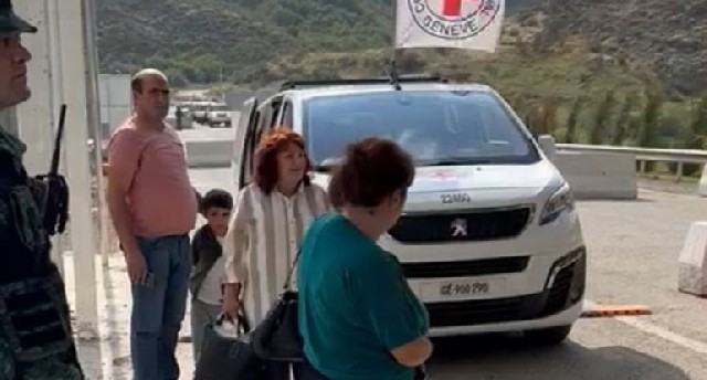 4 erməni sakinin sərbəst keçidi təmin edildi - VİDEO