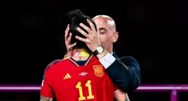 Futbolçunu öpən UEFA-nın vitse-prezidenti istefa verəcək - VİDEO